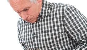 Magengeschwuere: Mann hat Schmerzen