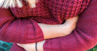 Junge Frau mit Bauchschmerzen